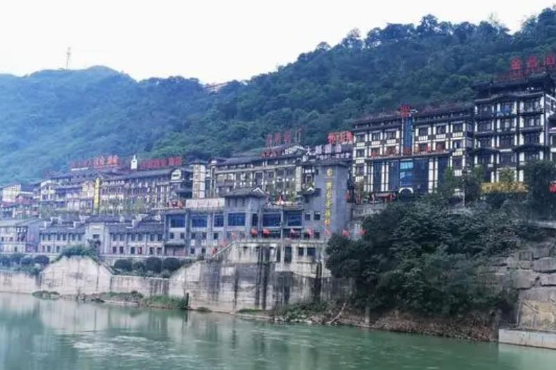 贵州茅台镇蓝翁酱香酒：世界顶级佳酿的价格之谜